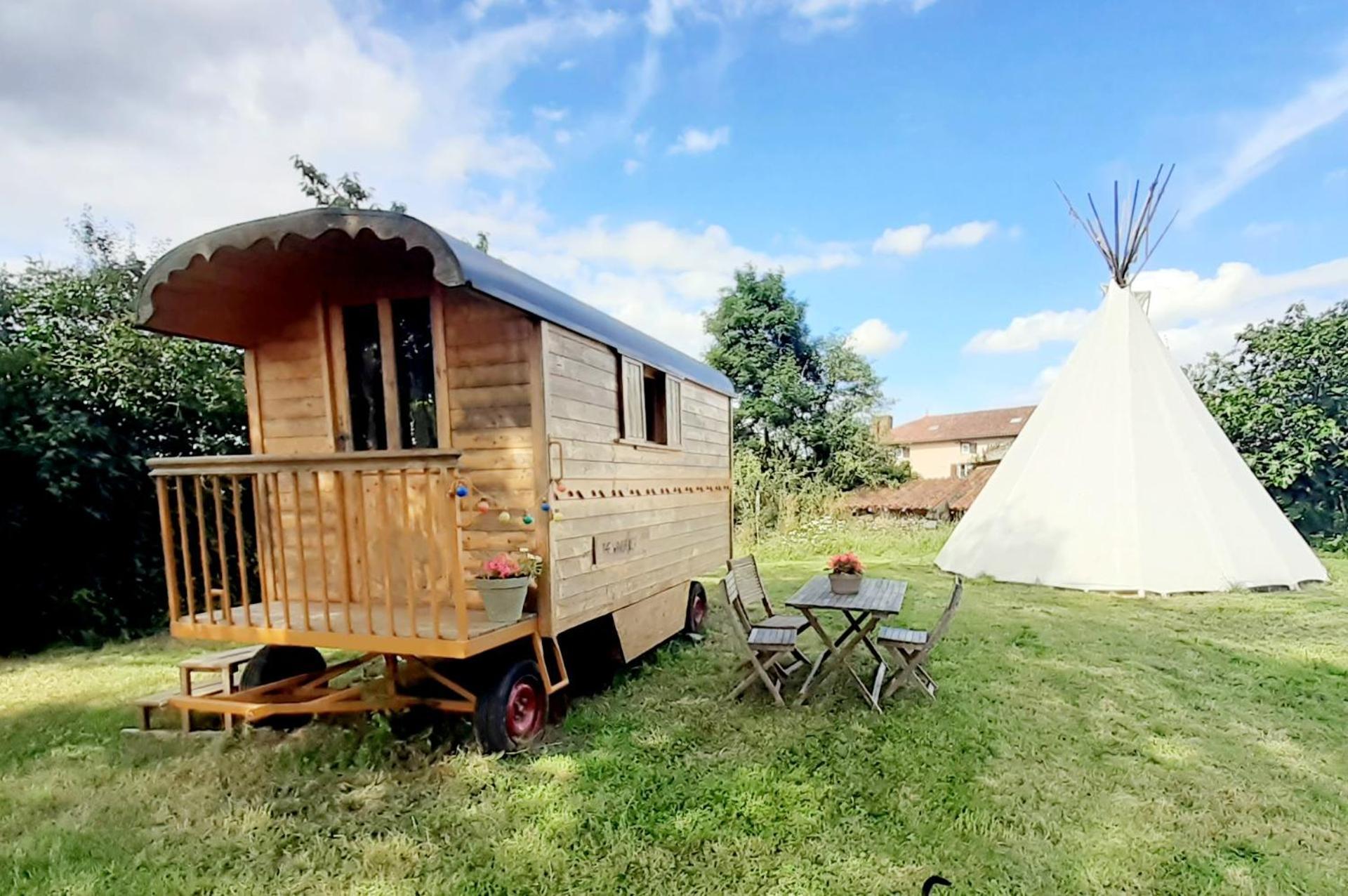 La Roulotte Du Clos De L'Isop Bed & Breakfast Saint-Martial-sur-Isop Bagian luar foto