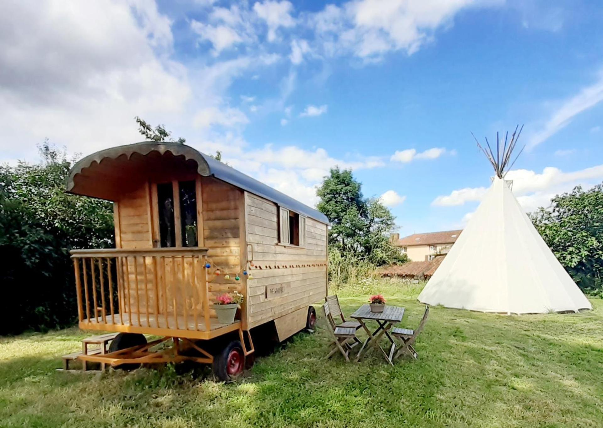 La Roulotte Du Clos De L'Isop Bed & Breakfast Saint-Martial-sur-Isop Bagian luar foto