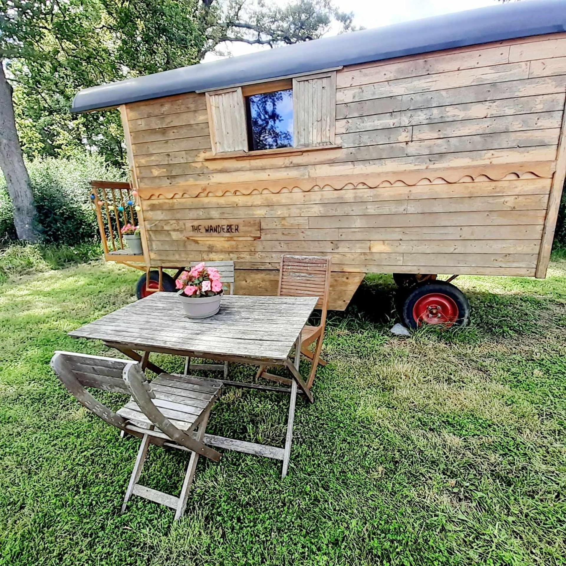 La Roulotte Du Clos De L'Isop Bed & Breakfast Saint-Martial-sur-Isop Bagian luar foto